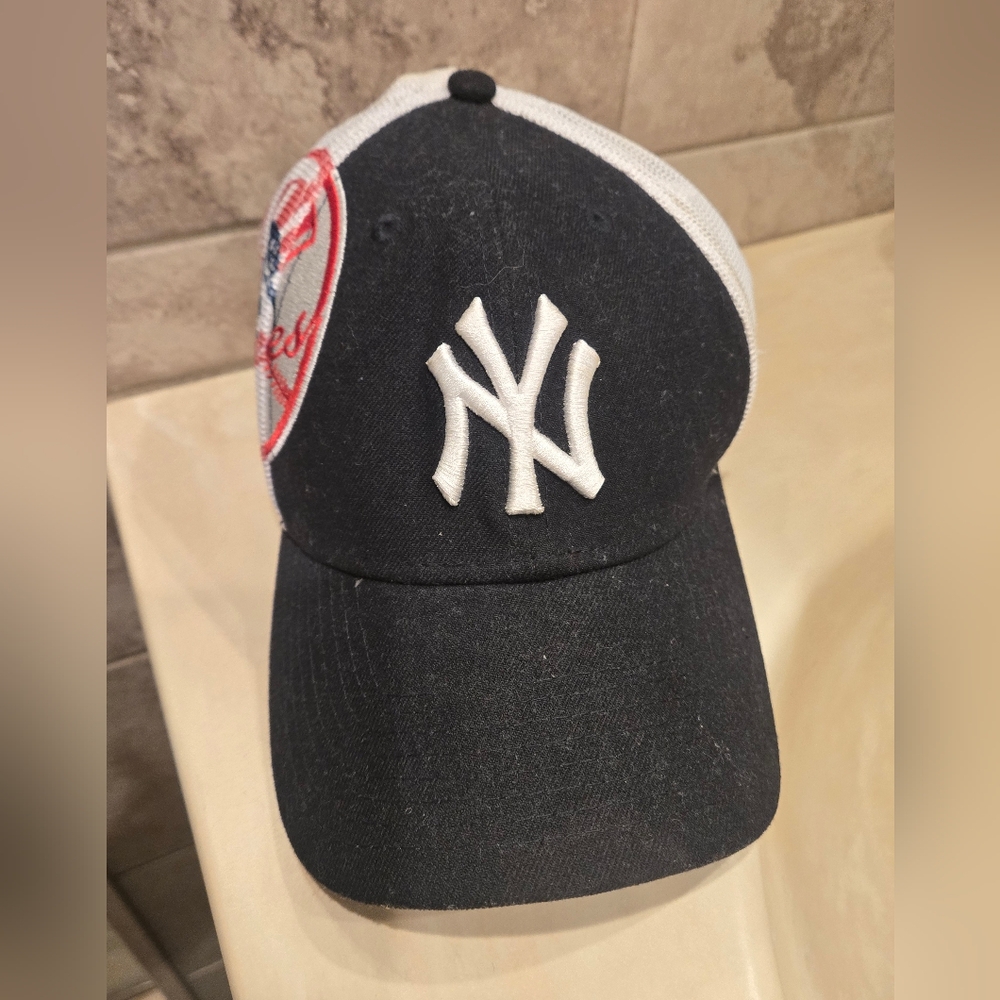 NY Yankees 39Thirty Mesh Back Size Small-Medium New Era Genuine MLB Stitched